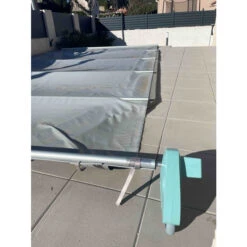 Enrouleur De Bâche à Barres Motorisé Padolo -Piscine Magasin 100001 enrouleur motorise bache barres padolo ambiance 3