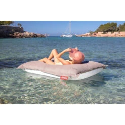Pouf D'extérieur Fatboy Original Floatzac - Gris Taupe -Piscine Magasin 105005 pouf exterieur fatboy original floatzac gris taupe ambiance mer 2