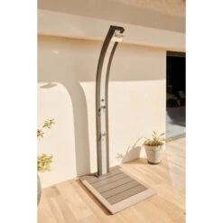 Douche Solaire Pour Piscine Formidra Spring 30 L - Anthracite / Aluminium Brossé -Piscine Magasin 11290 douche spring anthracite alu brosse ambiance 2