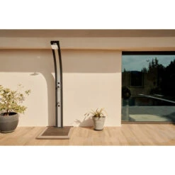 Douche Solaire Pour Piscine Formidra Spring 30 L - Anthracite / Aluminium Brossé -Piscine Magasin 11290 douche spring anthracite alu brosse ambiance 3